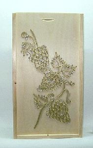 Natúr színű, új fából készült dupla borosüveg tartó doboz, 3 szőlőfürt mintával - közepes szemű