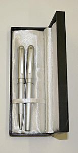 Krómozott golyós és filctoll dobozban KC-0319B/R + BX-205